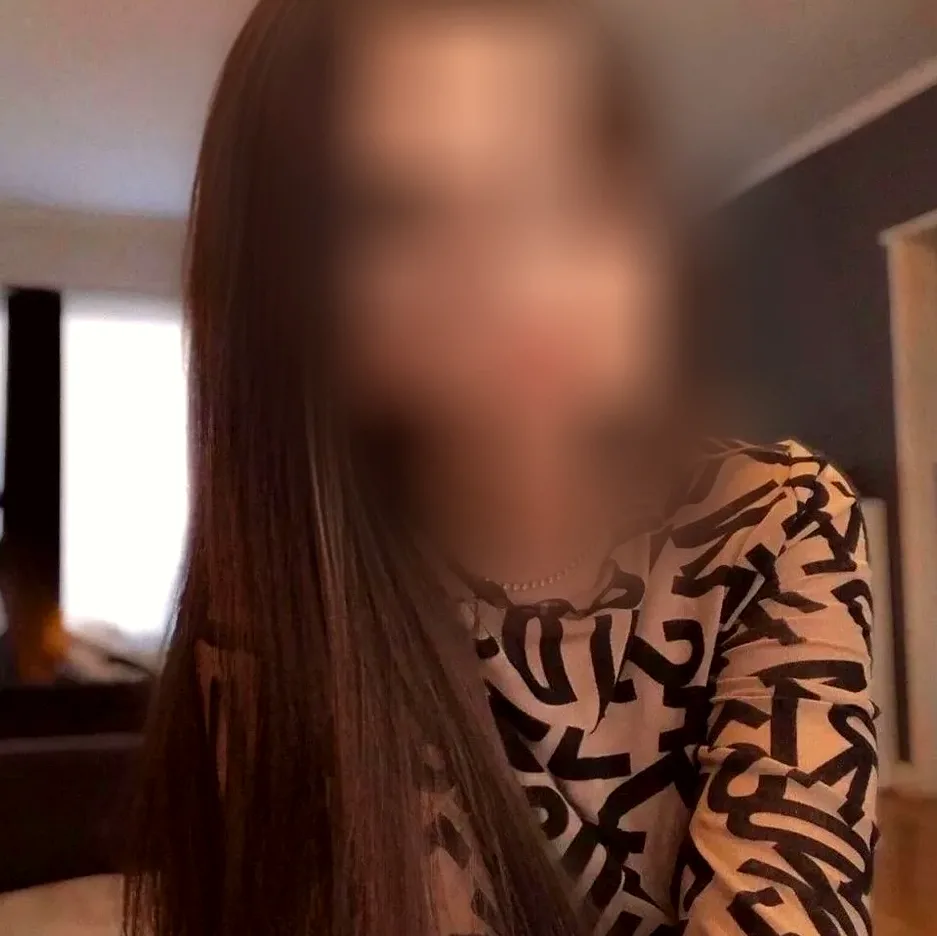 Mia, 21